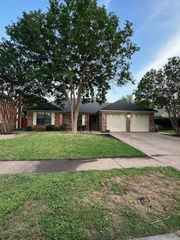 547 Kessler Street, Grand Prairie, TX 75052