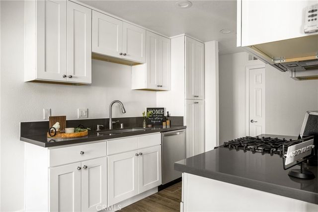 700 W La Veta I11, Orange, CA 92868