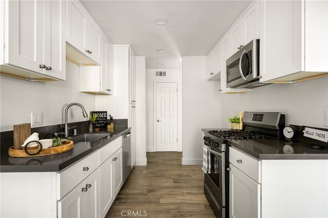 700 W La Veta I11, Orange, CA 92868