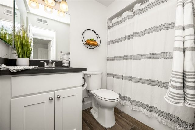 700 W La Veta I11, Orange, CA 92868