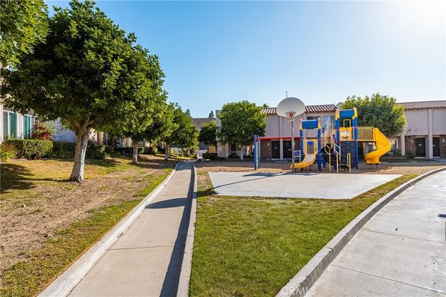 700 W La Veta I11, Orange, CA 92868