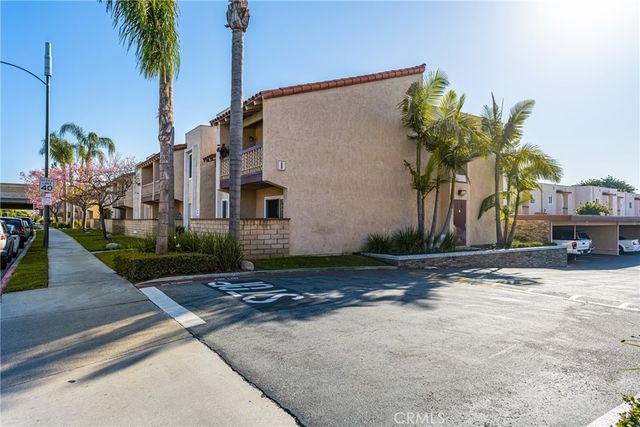 700 W La Veta I11, Orange, CA 92868