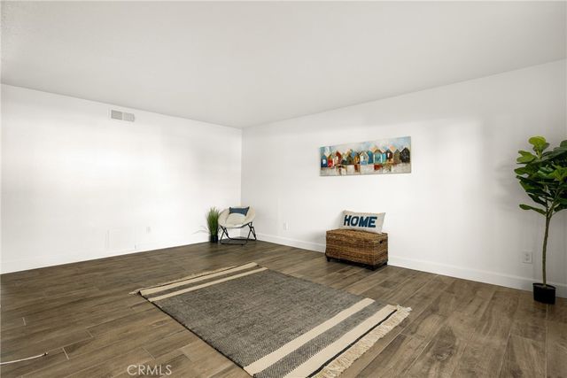 700 W La Veta I11, Orange, CA 92868