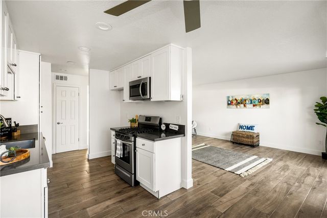 700 W La Veta I11, Orange, CA 92868