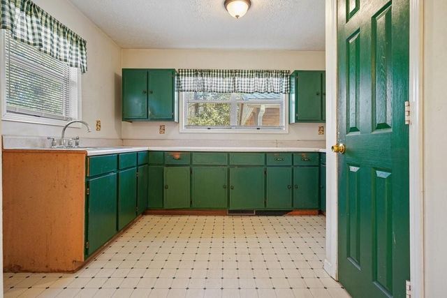 4646 W Lakeshore Drive, Acworth, GA 30101