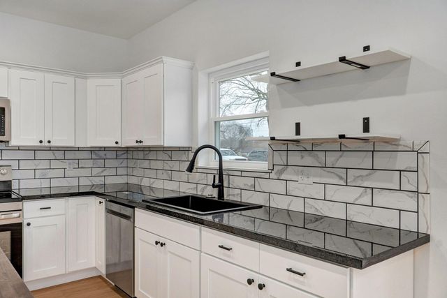 1135 N Dickerson Avenue, Springfield, MO 65803