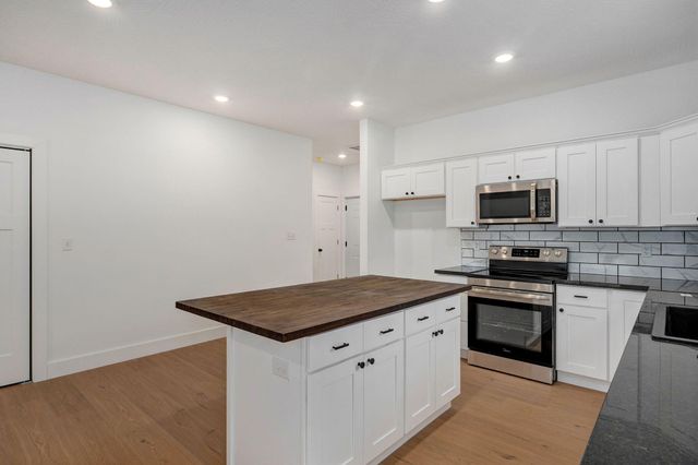 1135 N Dickerson Avenue, Springfield, MO 65803