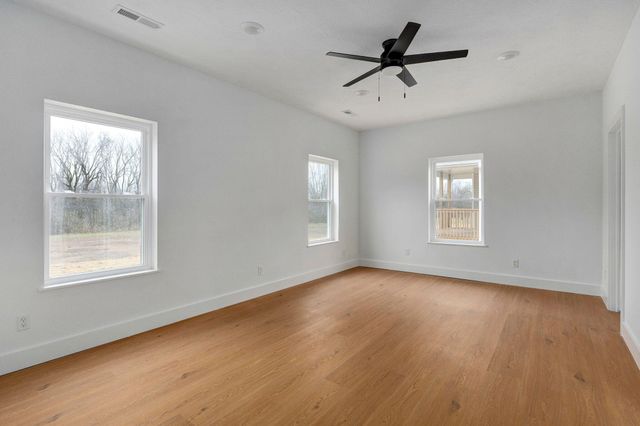 1135 N Dickerson Avenue, Springfield, MO 65803