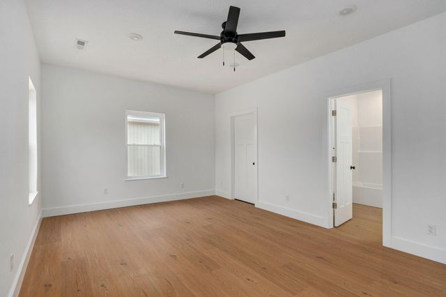 1135 N Dickerson Avenue, Springfield, MO 65803