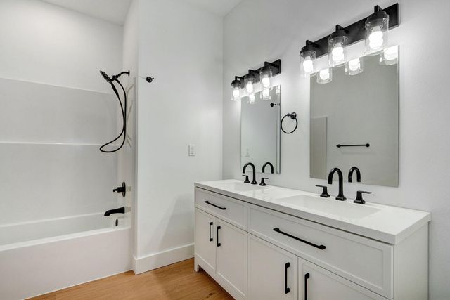 1135 N Dickerson Avenue, Springfield, MO 65803