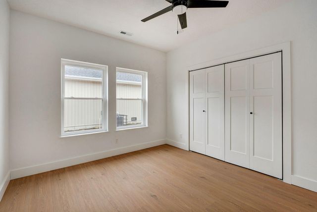 1135 N Dickerson Avenue, Springfield, MO 65803