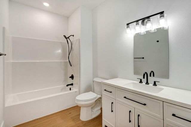 1135 N Dickerson Avenue, Springfield, MO 65803