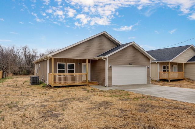 1135 N Dickerson Avenue, Springfield, MO 65803