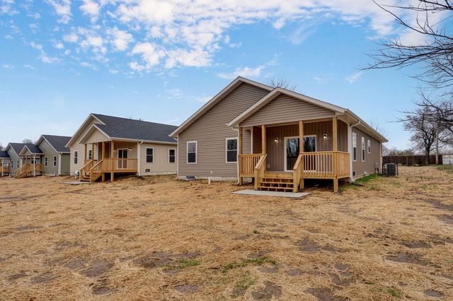 1135 N Dickerson Avenue, Springfield, MO 65803