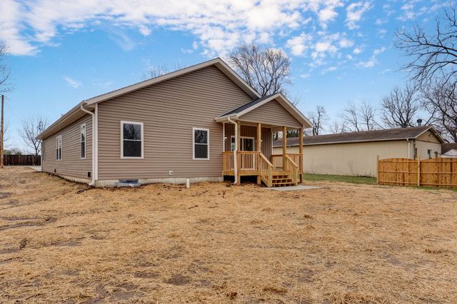 1135 N Dickerson Avenue, Springfield, MO 65803