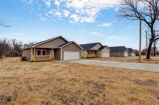 1135 N Dickerson Avenue, Springfield, MO 65803