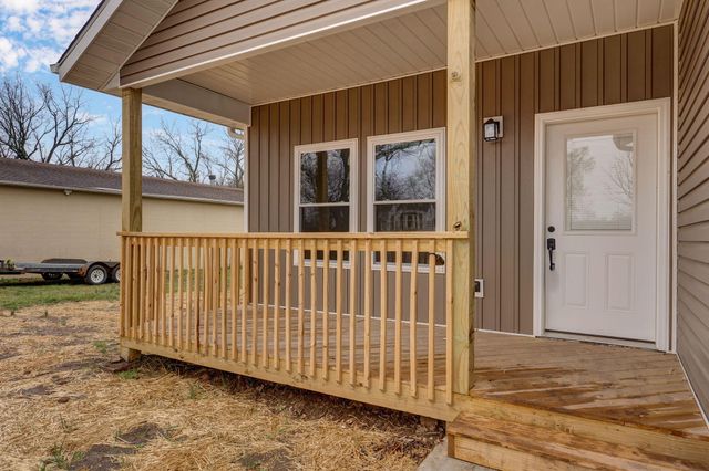 1135 N Dickerson Avenue, Springfield, MO 65803