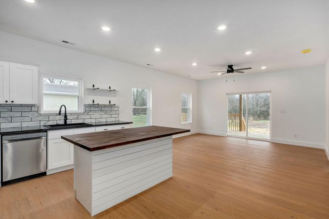 1135 N Dickerson Avenue, Springfield, MO 65803