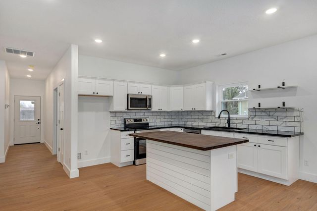 1135 N Dickerson Avenue, Springfield, MO 65803