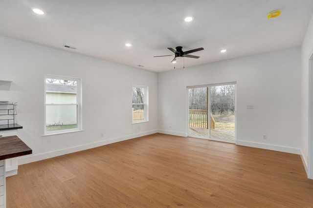 1135 N Dickerson Avenue, Springfield, MO 65803