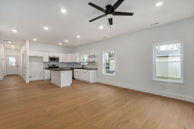 1135 N Dickerson Avenue, Springfield, MO 65803