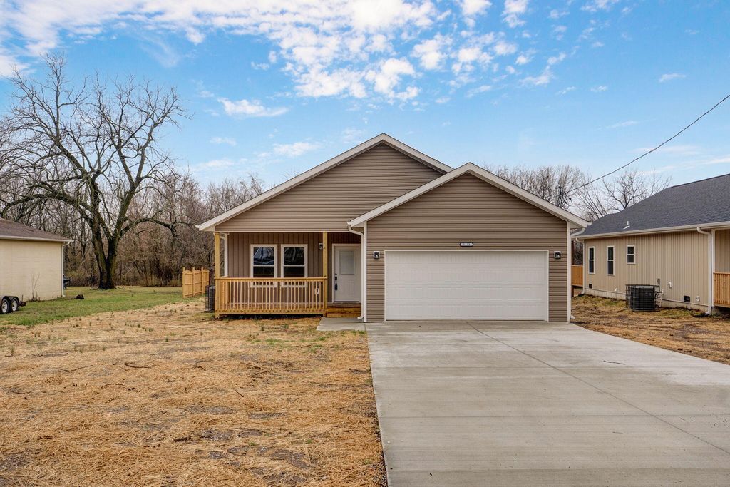 1135 N Dickerson Avenue, Springfield, MO 65803