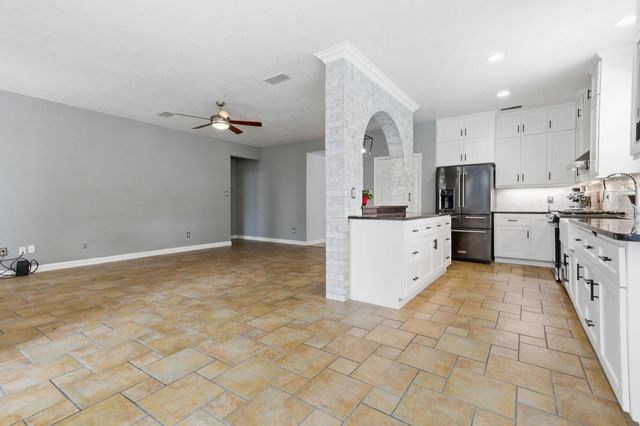 60 W Twinberry Place, The Woodlands, TX 77381