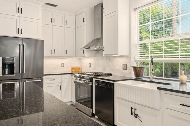 60 W Twinberry Place, The Woodlands, TX 77381