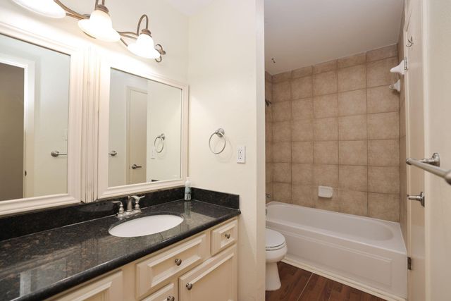 2001 Bering Drive 2F, Houston, TX 77057