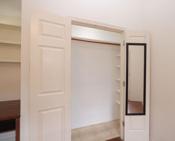 2001 Bering Drive 2F, Houston, TX 77057