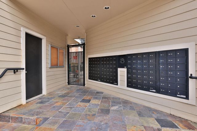 2001 Bering Drive 2F, Houston, TX 77057