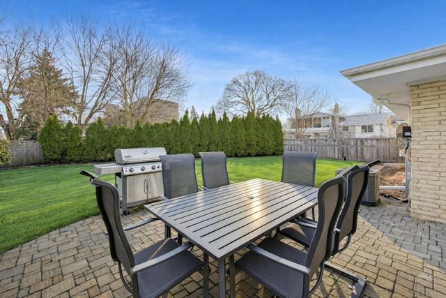 1433 Lois Avenue, Park Ridge, IL 60068