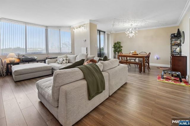 627 Harmon Cove Tower, Secaucus, NJ 07094