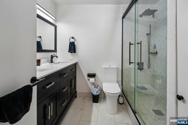 627 Harmon Cove Tower, Secaucus, NJ 07094