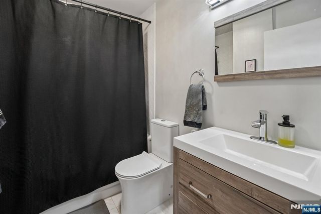 627 Harmon Cove Tower, Secaucus, NJ 07094