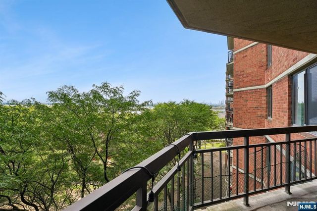 627 Harmon Cove Tower, Secaucus, NJ 07094