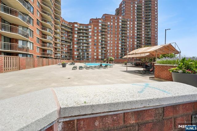 627 Harmon Cove Tower, Secaucus, NJ 07094