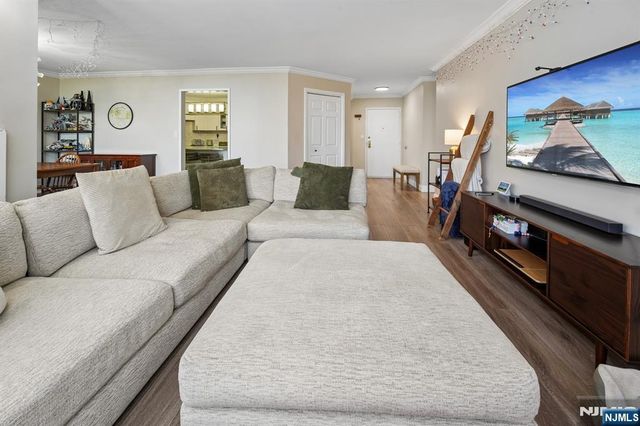 627 Harmon Cove Tower, Secaucus, NJ 07094