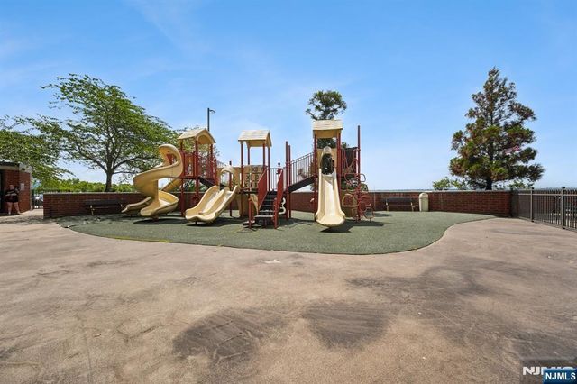 627 Harmon Cove Tower, Secaucus, NJ 07094