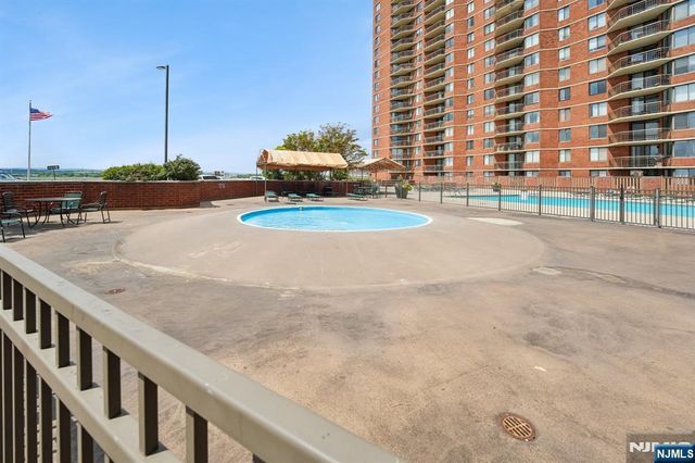 627 Harmon Cove Tower, Secaucus, NJ 07094