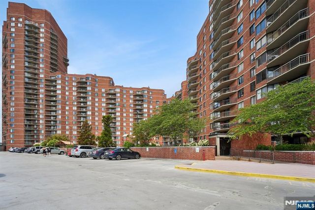 627 Harmon Cove Tower, Secaucus, NJ 07094