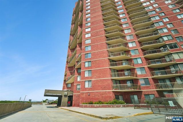 627 Harmon Cove Tower, Secaucus, NJ 07094