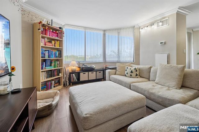 627 Harmon Cove Tower, Secaucus, NJ 07094