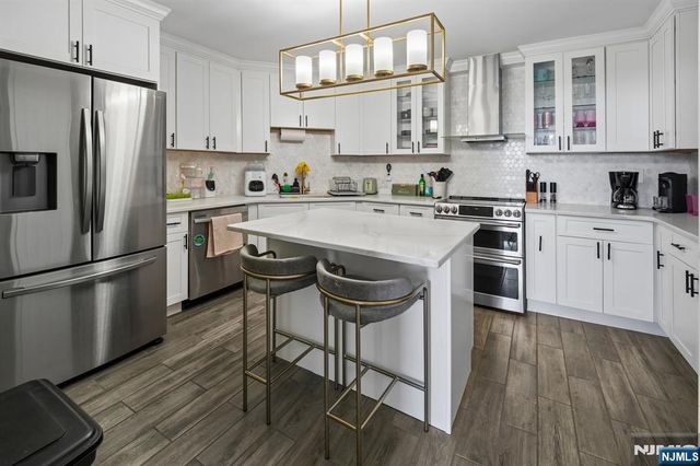 627 Harmon Cove Tower, Secaucus, NJ 07094