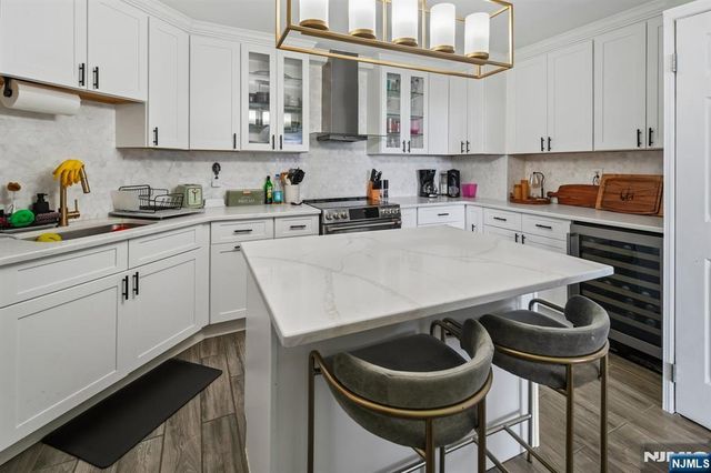 627 Harmon Cove Tower, Secaucus, NJ 07094