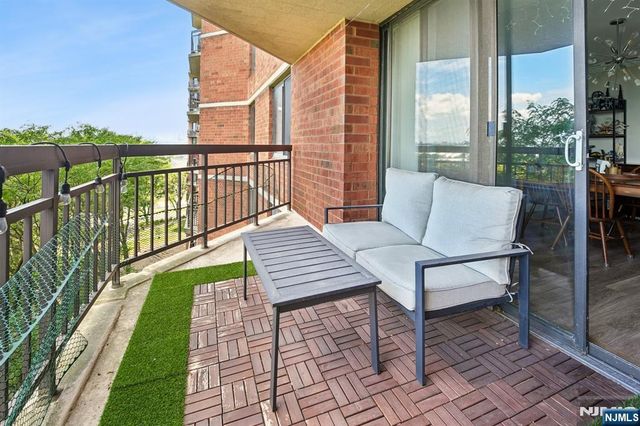 627 Harmon Cove Tower, Secaucus, NJ 07094