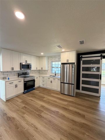 1301 NICHOLS DRIVE, Tavares, FL 32778