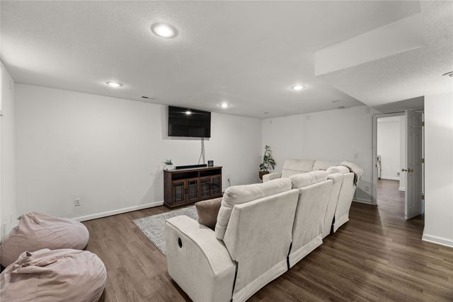 2406 133rd Street, Urbandale, IA 50323