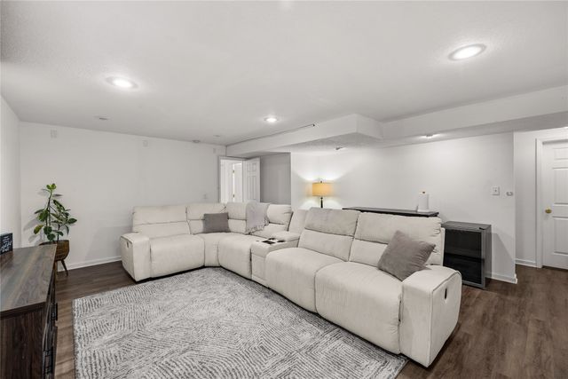 2406 133rd Street, Urbandale, IA 50323