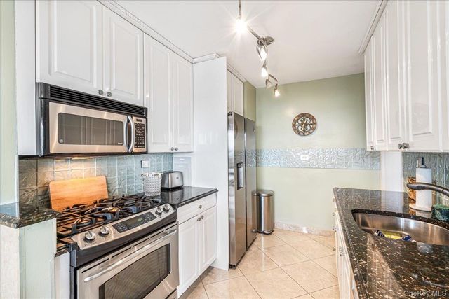 17-85 215th Street 14D, Bayside, NY 11360